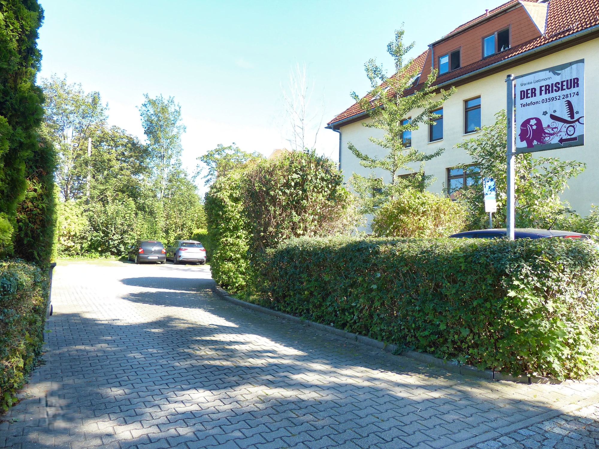 Einfahrt zum Innenhof des Friseursalons Wenke Liebmann in Großröhrsdorf