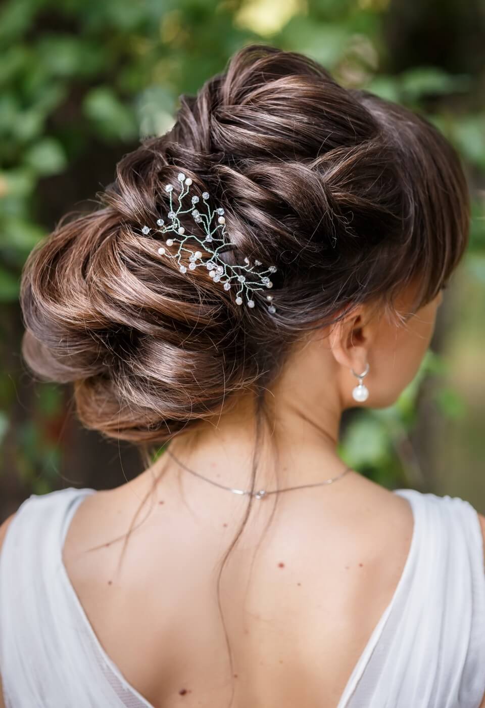 Elegante Hochzeitsfrisur mit brünetten Haaren