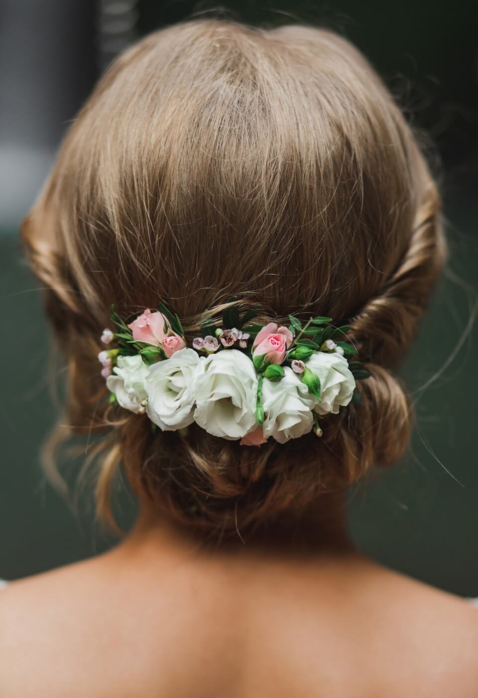 Elegante Hochzeitsfrisur mit langen, blonden Haaren