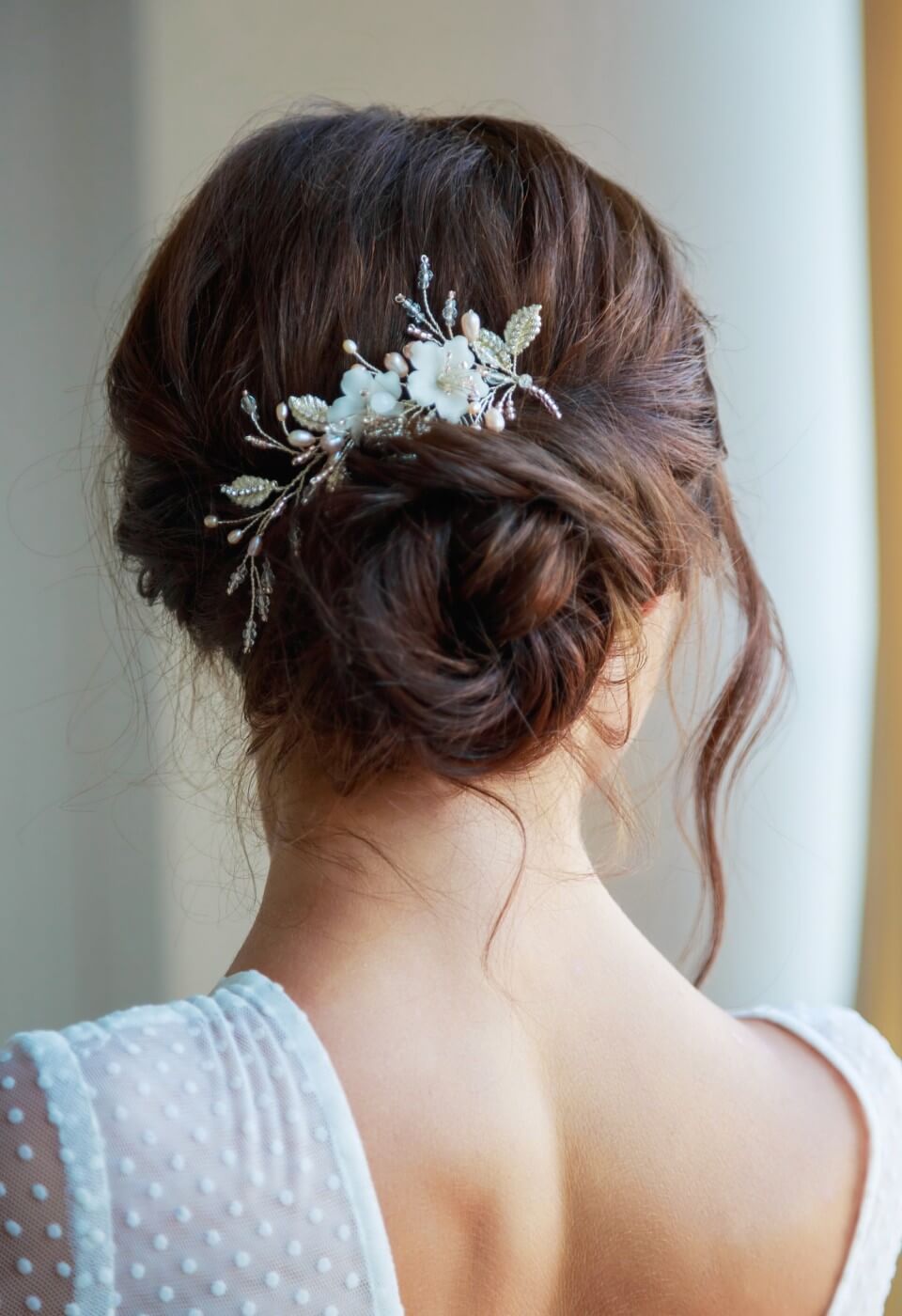Elegante Hochzeitsfrisur mit langen, brünetten Haaren