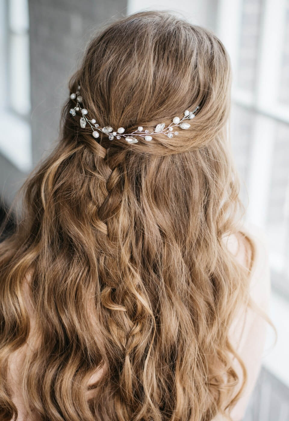Elegante Hochzeitsfrisur mit langen, dunkelblonden Haaren