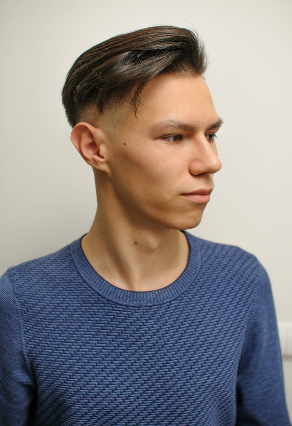 Herrenfrisur mit Undercut und brünetten Haaren, Ansicht von vorn