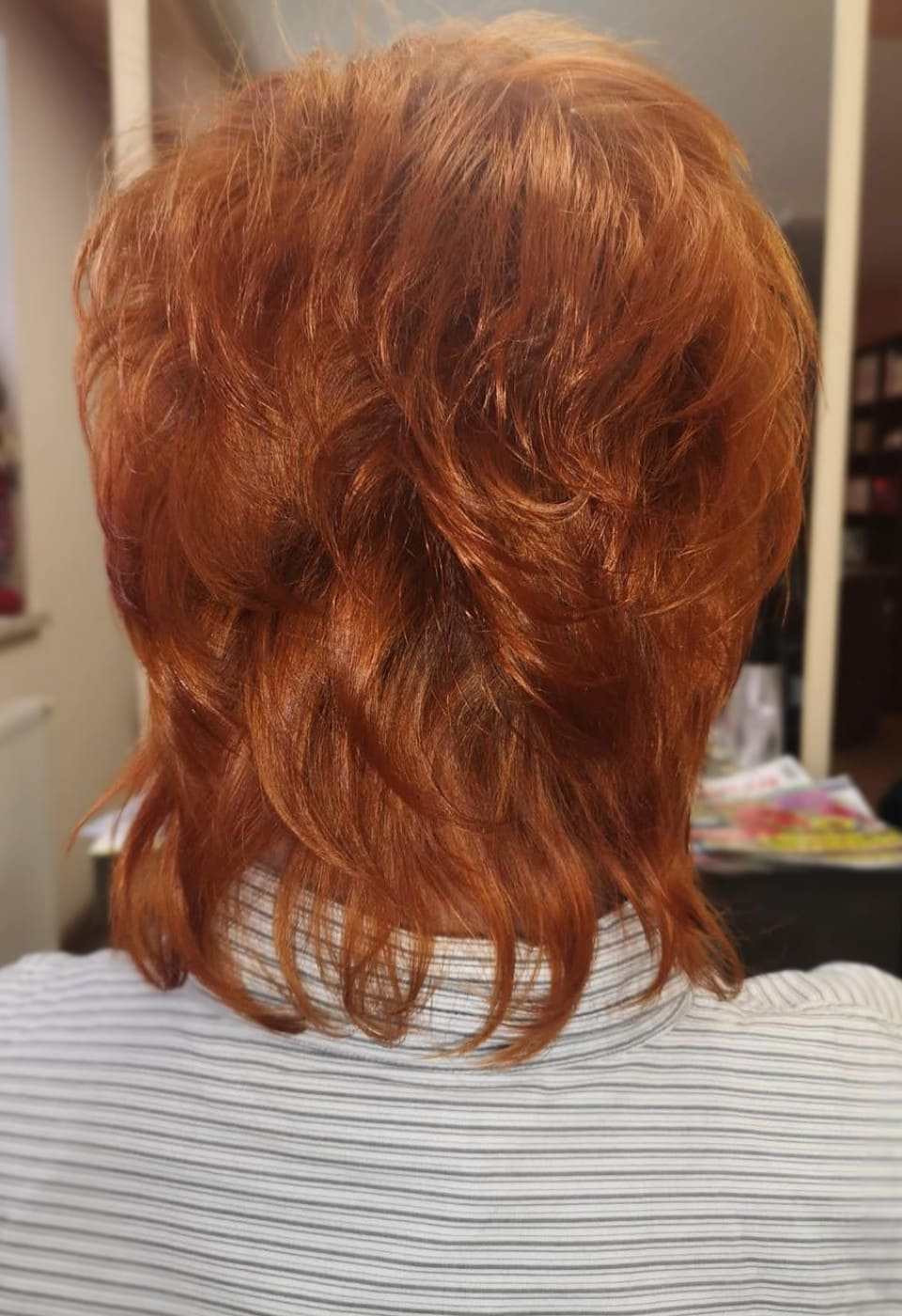 Kurze Damenfrisur mit rot gefärbtem Haar im Friseursalon Wenke Liebmann in Großröhrsdorf