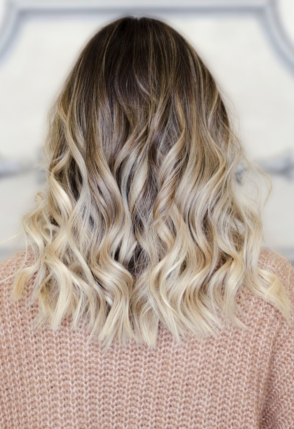 Lange, blonde Damenfrisur mit Balayage-Technik