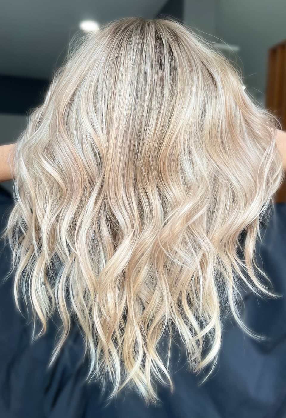 Lange, blonde Damenfrisur mit gefärbtem Haar