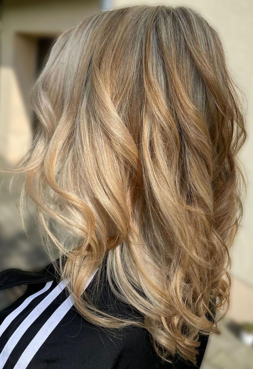 Lange, blond gefärbte Damenfrisur im Friseursalon Wenke Liebmann in Großröhrsdorf