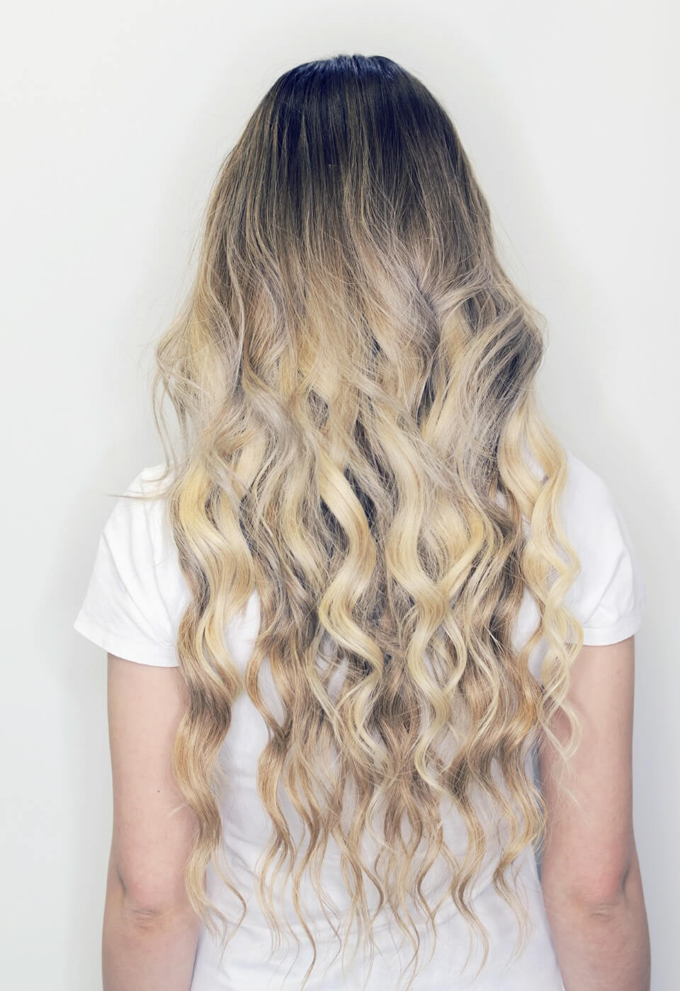 Lange, blonde, lockige Damenfrisur mit Volumenwelle für mehr Fülle