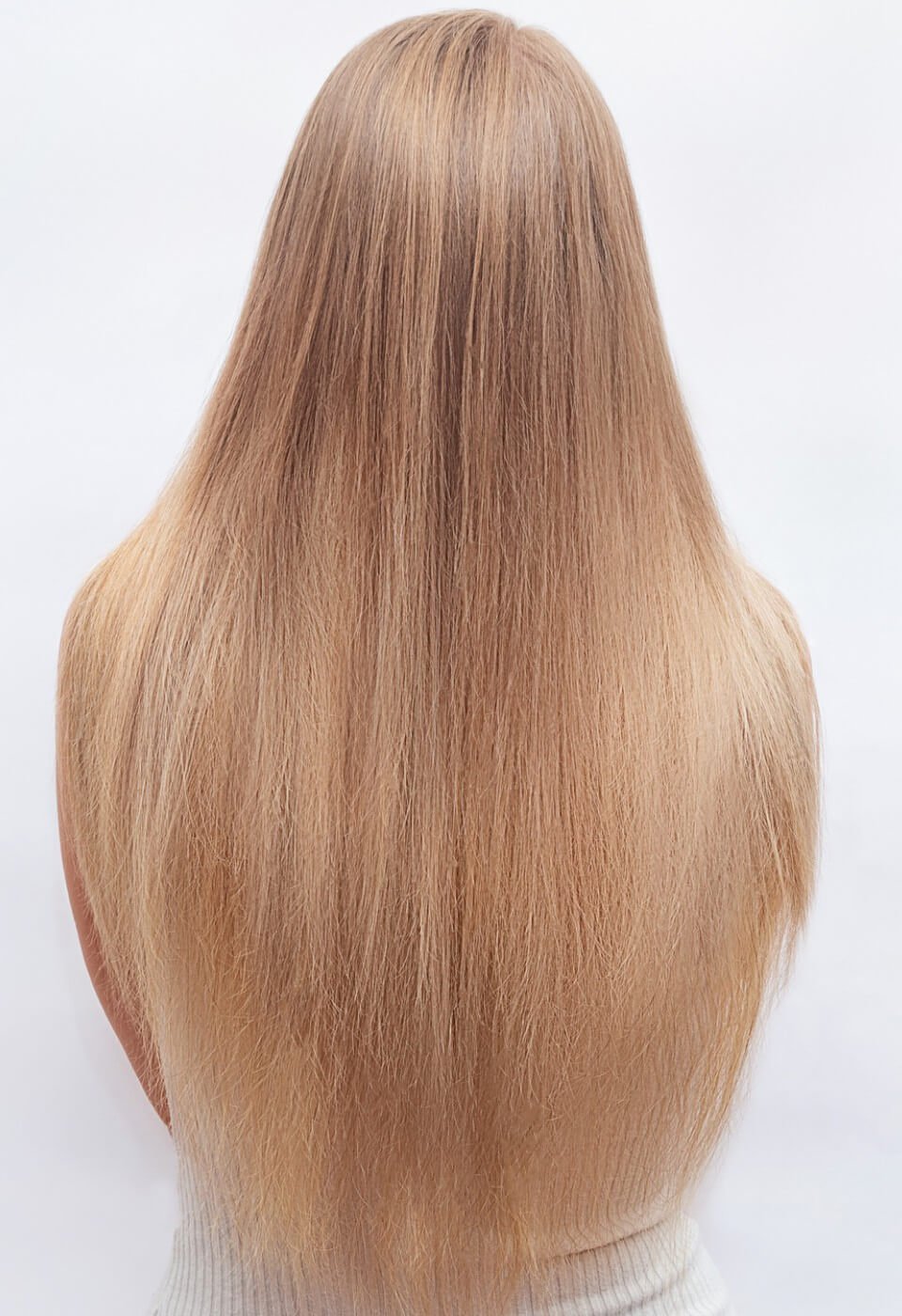 Lange dunkelblonde Damenfrisur, Haarverlängerung – nachher