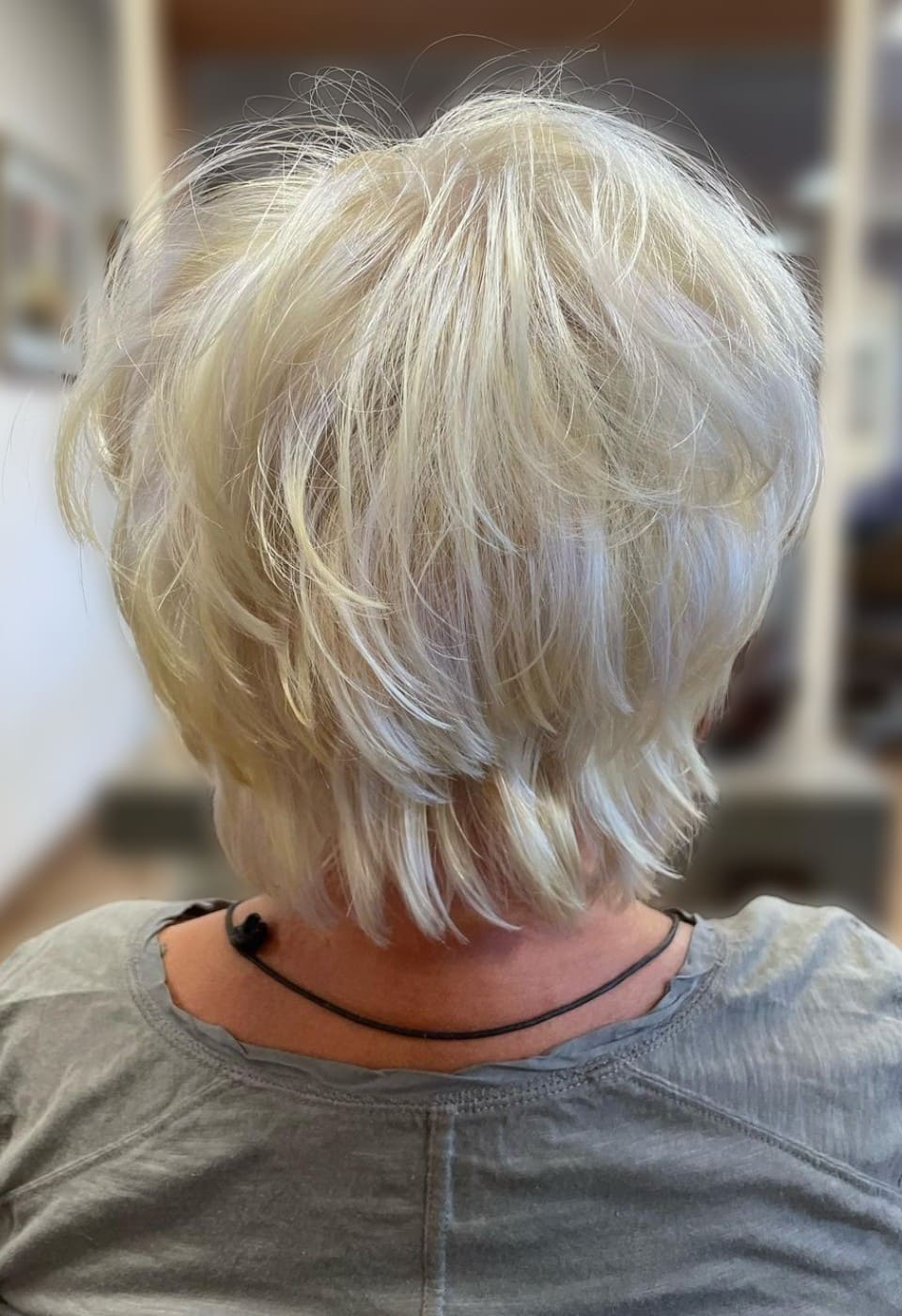 Lockere Kurzhaar-Damenfrisur im Friseursalon Wenke Liebmann in Großröhrsdorf