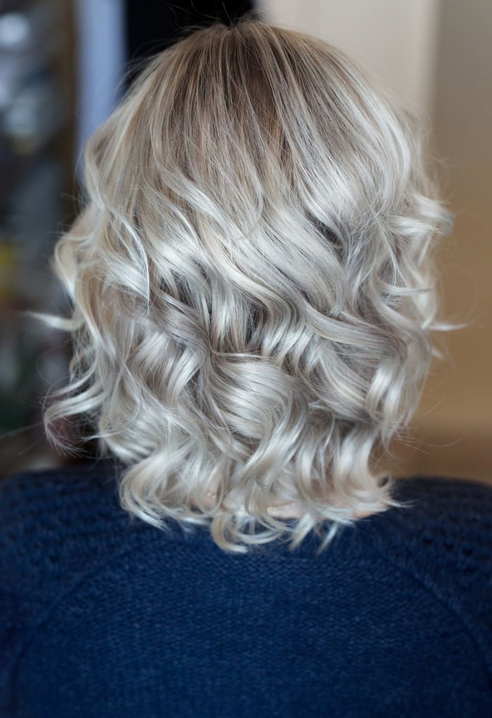 Kurze blonde Damenfrisur – nachher